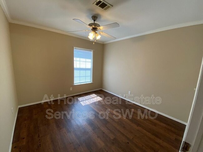 Building Photo - 501 W Warren Ave