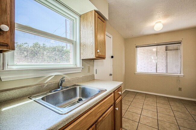 Building Photo - Beautiful 2 bed - 1 baths apartment  part of a TRIPLEX