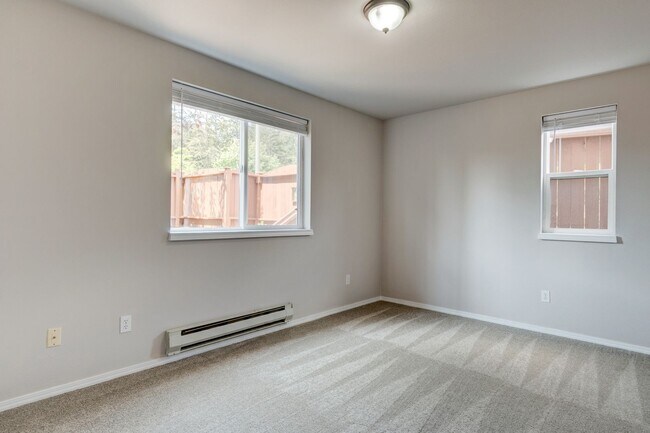 Building Photo - 2 Bed + Den/Office 2 Bath Ground level Condo