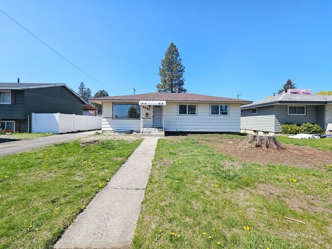 Building Photo - $1,995 - 4 Bed / 1 Bath Home with Fully Fe...