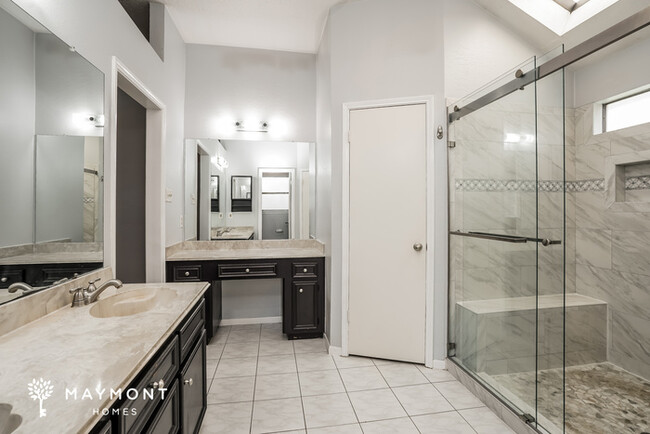 Building Photo - Spacious 4-Bedroom Home with Pool in Yorkt...