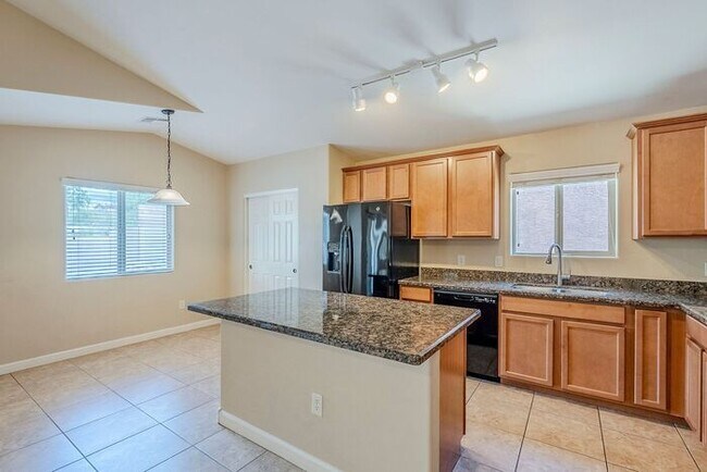 Building Photo - Bright & Airy 4-Bedroom in Willow Ridge Co...