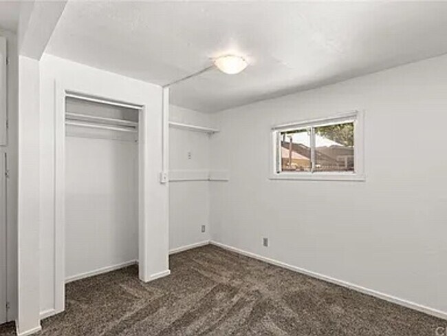 Building Photo - 734-734 W 4th St