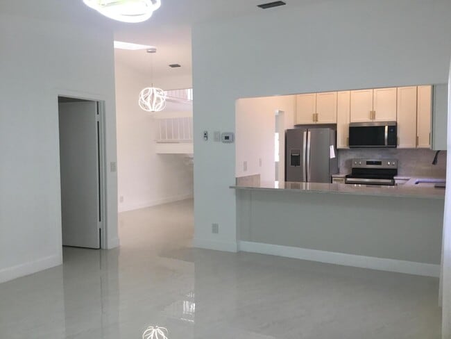 Building Photo - 1094 Raintree Ct