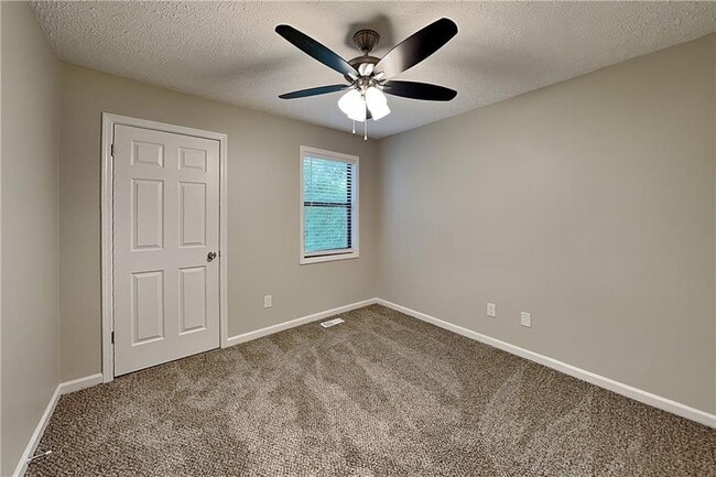 Building Photo - 82 Fox Ridge Ct