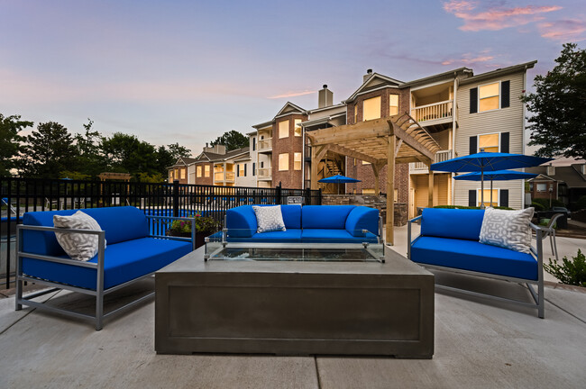 Poolside fire pit and outdoor kitchen - Chace Lake Villas