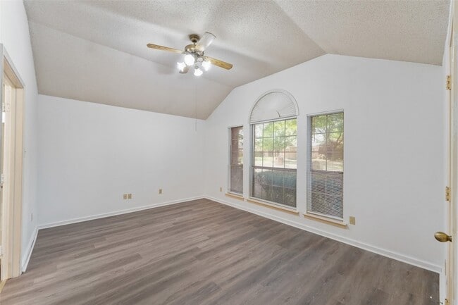 Building Photo - 2600 Waterloo Ln