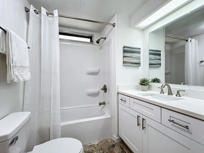 Building Photo - Gorgeous fully remodeled 2-Bedroom, 2 Bath...
