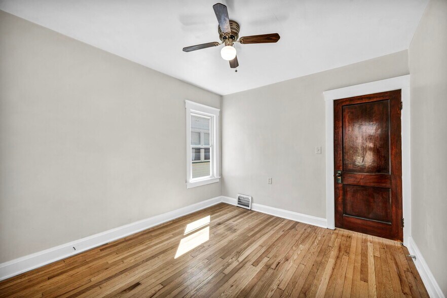 Building Photo - 1331 W 102nd St