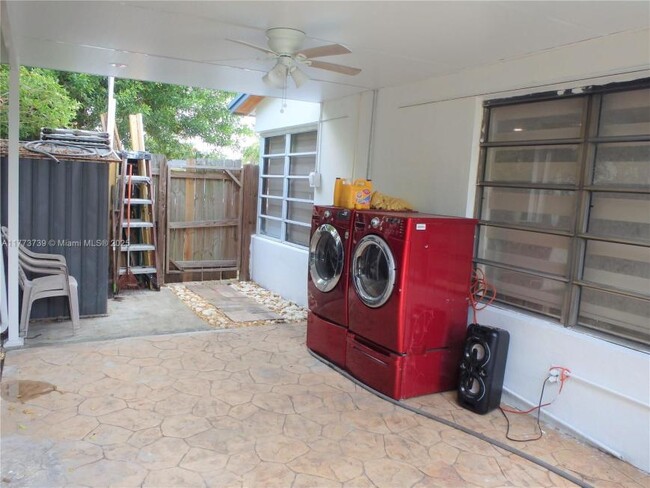 Building Photo - 3 bedroom in Hollywood FL 33020