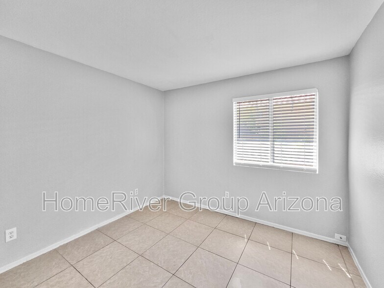 Building Photo - 8942 W Holly St