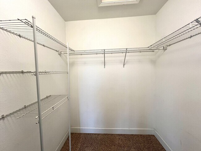 Building Photo - 2 Bedroom/2 Bathroom Apartment!