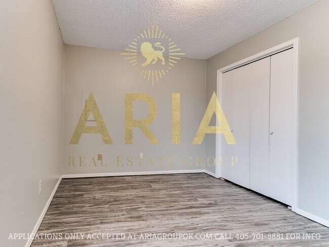 Building Photo - 3 Bed/1.5 Bath Duplex in West Norman! AVAI...