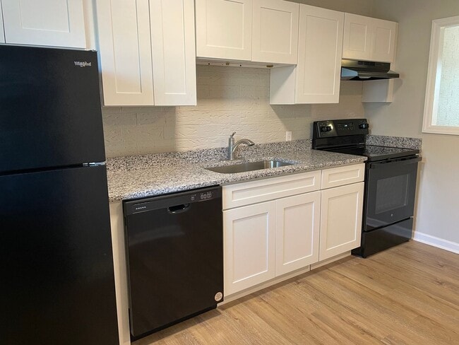 Building Photo - Two Bedroom Duplex in Lincolnton