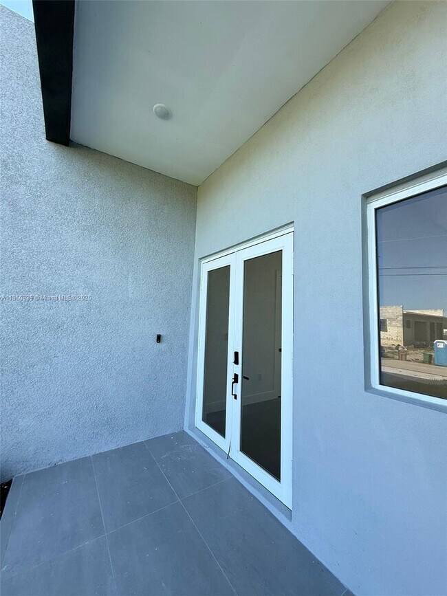 Building Photo - 5 SW 26th Pl