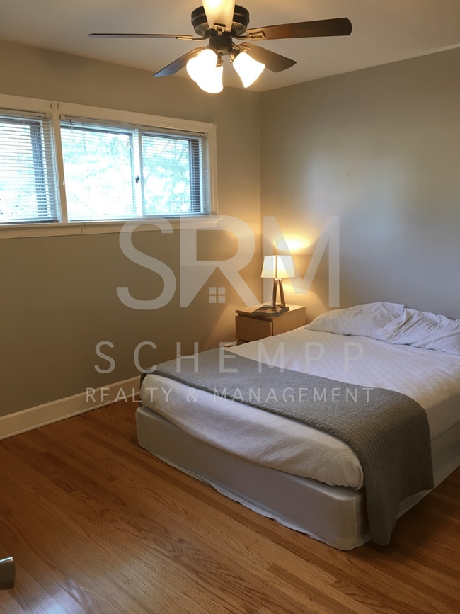 Building Photo - Updated 4BR with two living spaces in Hikes Point **Available Now**