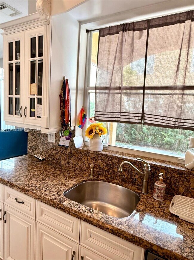 Building Photo - 3729 SW 51st St