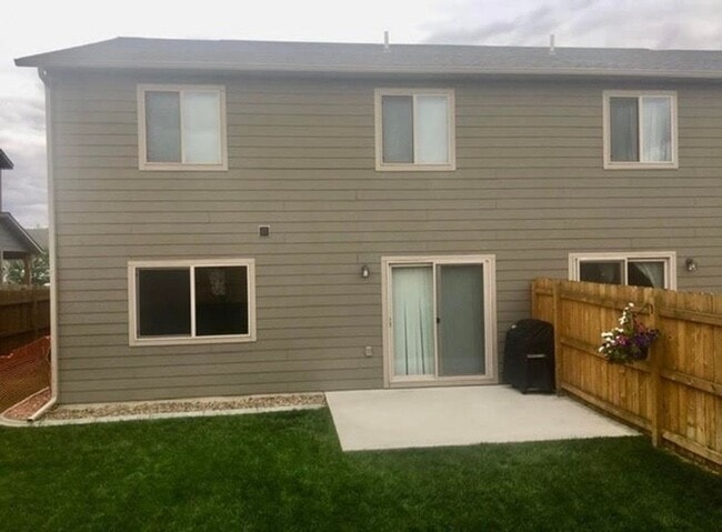 Building Photo - 3 Bed 2.5 Bath in Belgrade with attached double garage