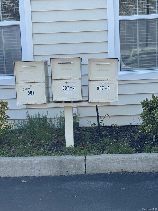 Building Photo - 907 Main St