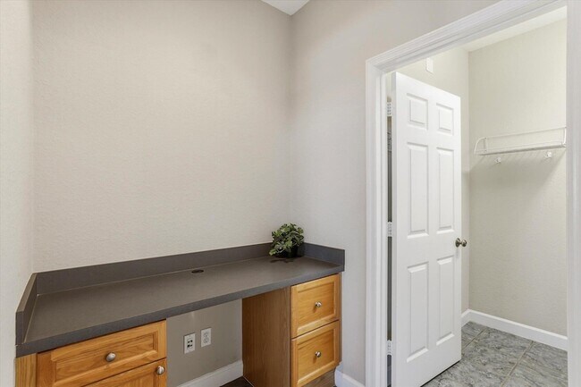Building Photo - 3253 Stanhope Dr