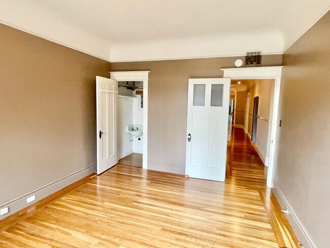 Building Photo - Lower Pacific Heights 2BR/2BA Condo With Bonus Room! Deck! Yard! Garage!  PROGRESSIVE