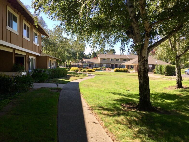 Plenty of greenspaces - 133 Lawnview Cir