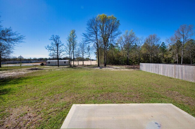 Building Photo - 3 bedrooms 2 bathrooms
