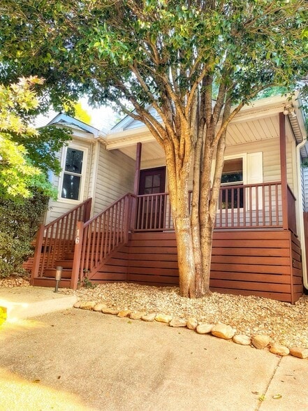 Primary Photo - 16 Townes Square Ln