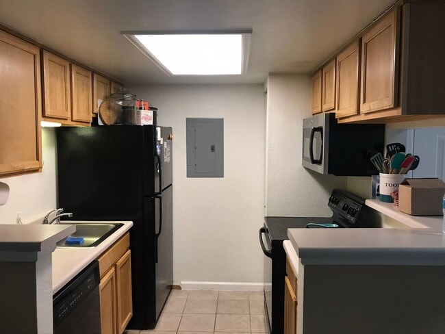 Building Photo - Perfect 2 Bedroom Condo