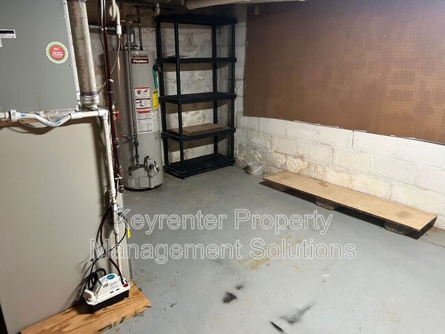 Building Photo - 127 College Cir