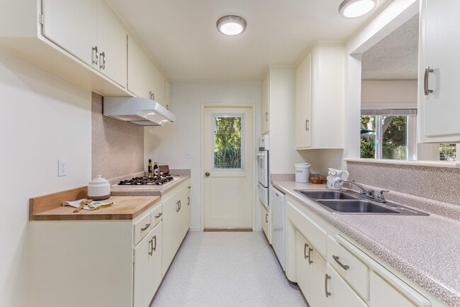 Building Photo - 7111 Madera Dr