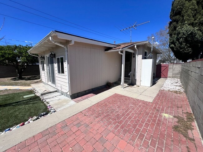 Building Photo - 2 Bedroom Single Story Home for Rent in Re...