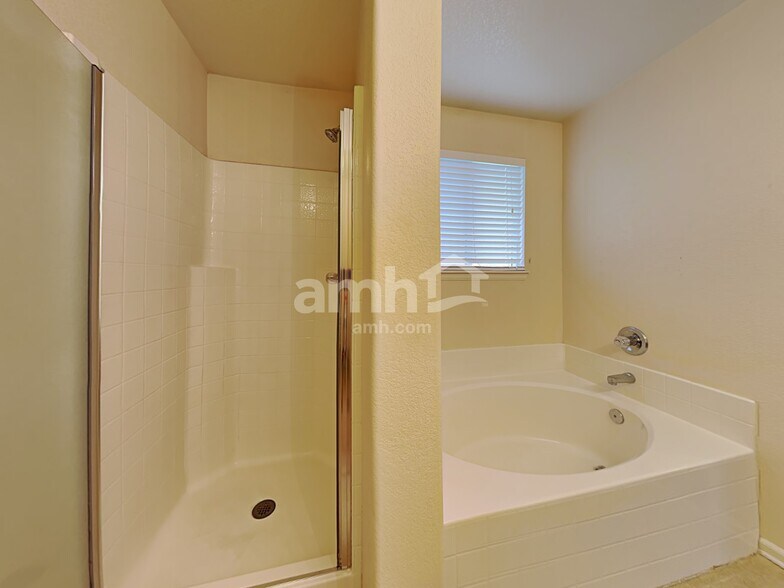 Building Photo - 582 W 91st Dr