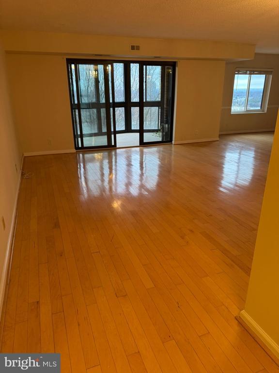 Building Photo - 8370 Greensboro Dr