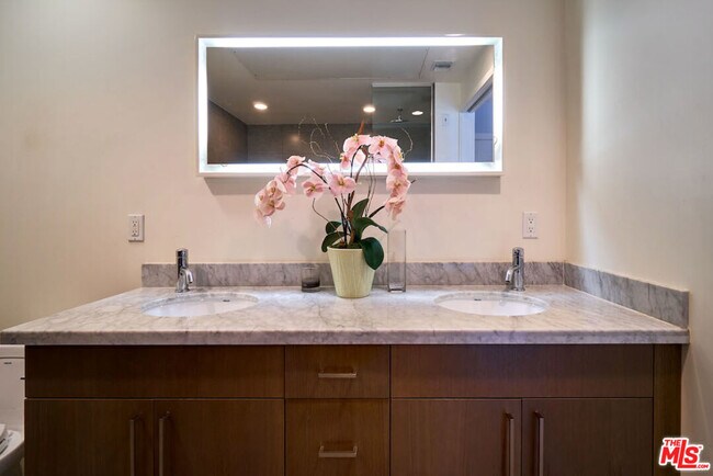 Building Photo - 6001 Carlton Way