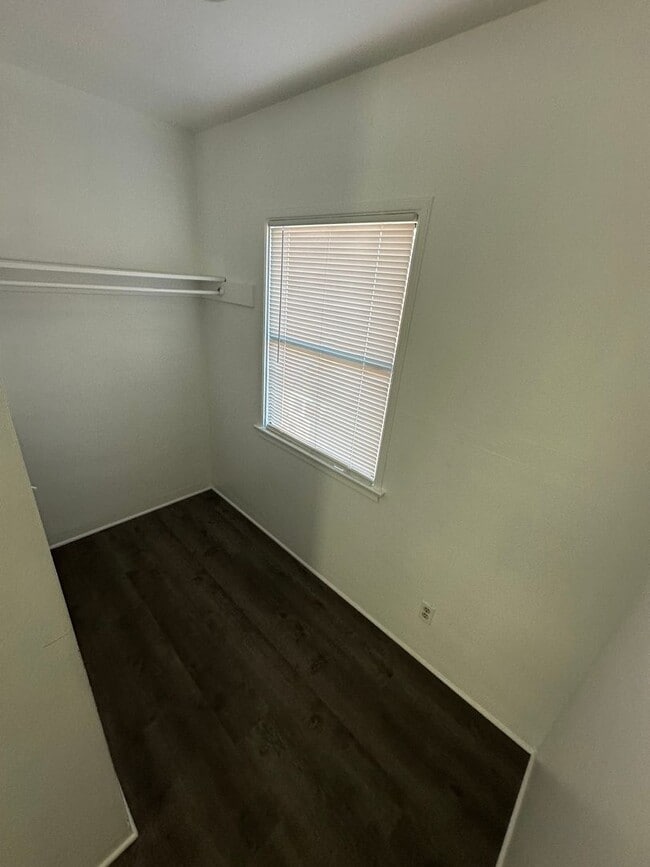 Building Photo - Spacious Studio unit above Garage