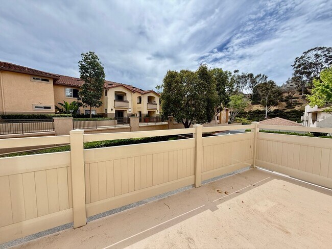 Building Photo - Spacious & Move In Ready 2BD Townhome! New Carpet! Full Size in Unit Washer/Dryer! Attached Garage!