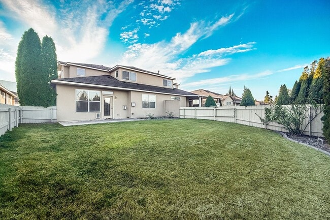 Building Photo - Beautiful 4-Bedroom Townhome in South Richland