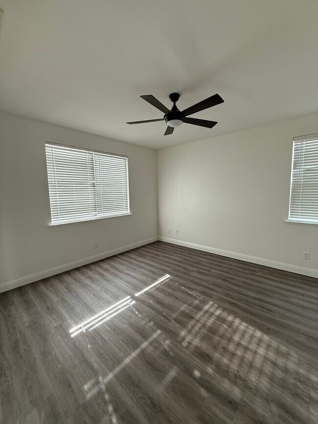 Building Photo - Corner Lot