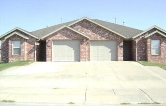 Building Photo - 935 Kensington Dr