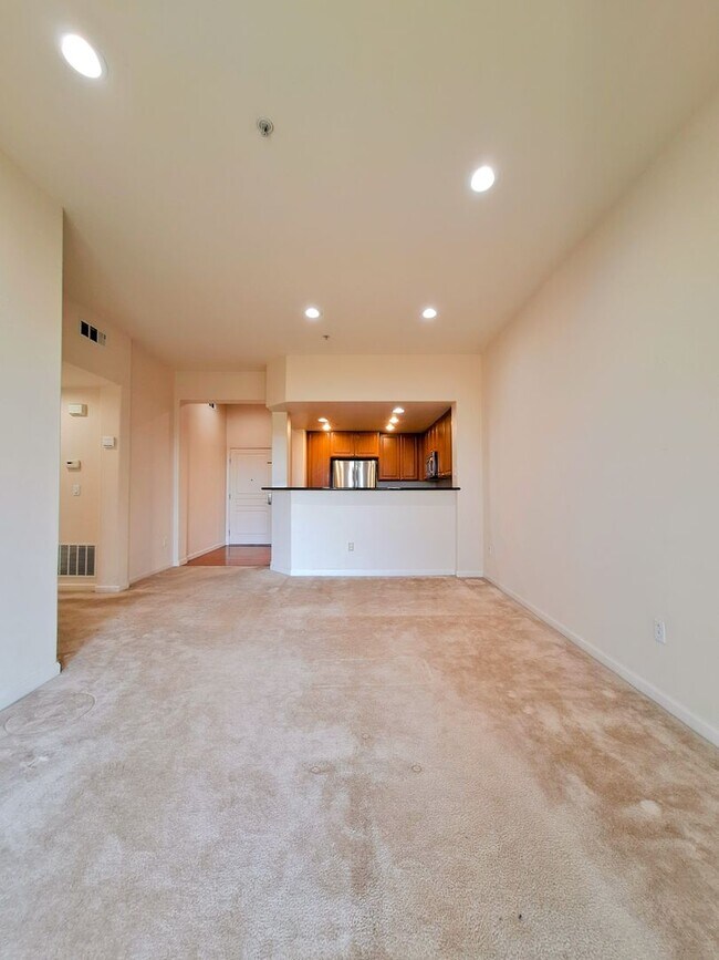 Building Photo - Beautiful 2bd Condo In Gated Community With Pool, Gym, and In-unit Laundry!