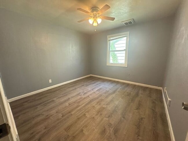 Building Photo - Recently renovated 4 bed/1 bath!