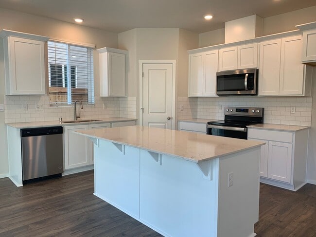 Building Photo - 4 BED/2.5 BATH PLUS A HUGE BONUS ROOM! HIGH END FINISHES! LARGE FENCED BACKYARD !