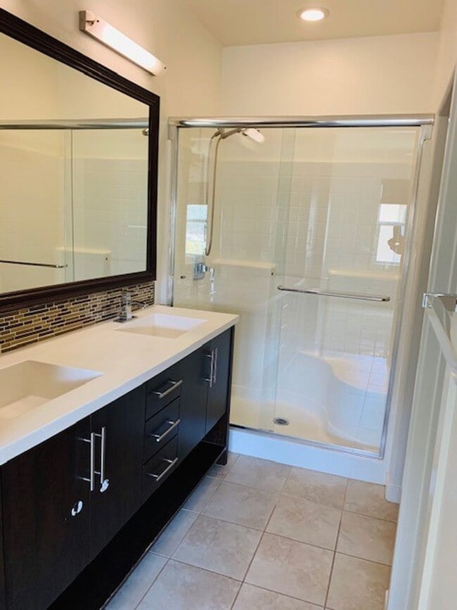 Building Photo - Beautiful & Spacious 3/3 In the Solaire Co...