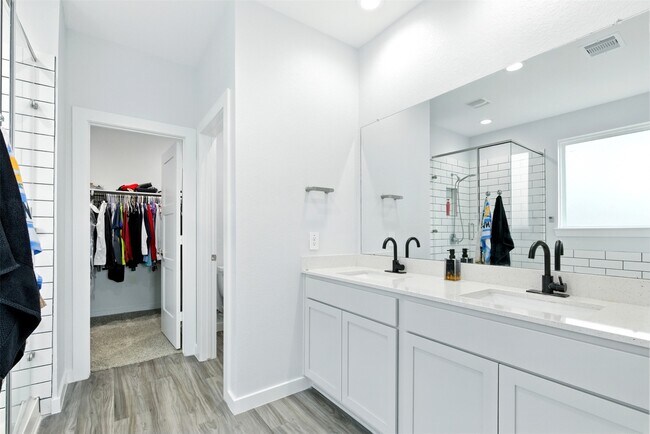 Building Photo - 14245 Lake Lodge Dr