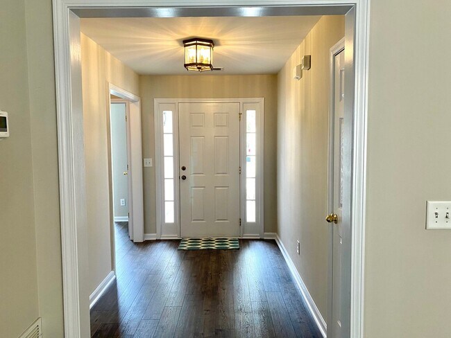 Building Photo - 302 Highland Falls Dr