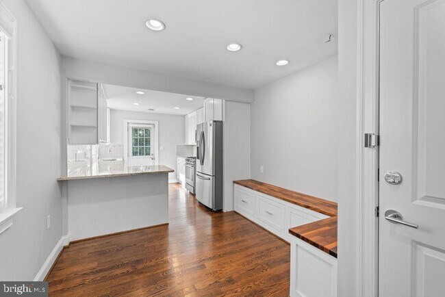 Building Photo - 5803 Ravenswood Rd