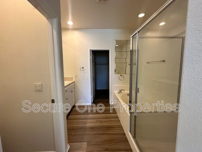 Building Photo - 3003 Shenandoah Dr