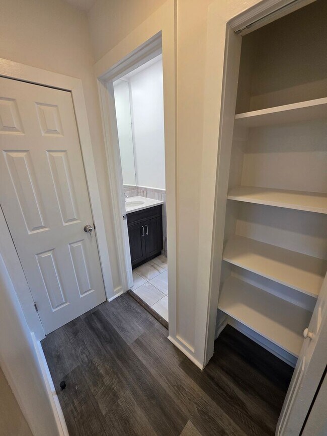 Building Photo - Newly Renovated 2 Bedroom Apartment - Poug...