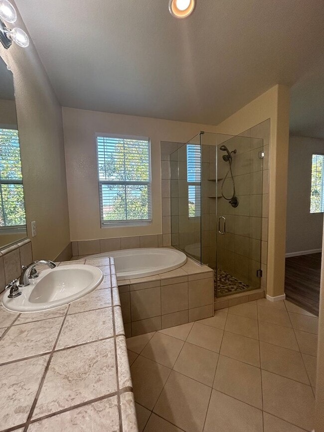 Building Photo - Move in special !!! $1000 off first month rent on approved credit with a 1 year lease.